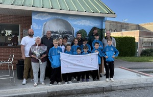 Le Cocatrix offrent des tenues aux jeunes et Colette est nommée marraine de l'école de Pétanque