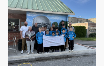 Le Cocatrix offrent des tenues aux jeunes et Colette est nommée marraine de l'école de Pétanque