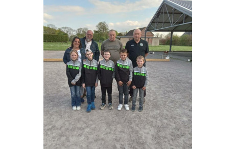 Les enfants de l'école de pétanque dotés d'un nouvel équipement