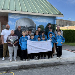 Le Cocatrix offrent des tenues aux jeunes et Colette est nommée marraine de l'école de Pétanque